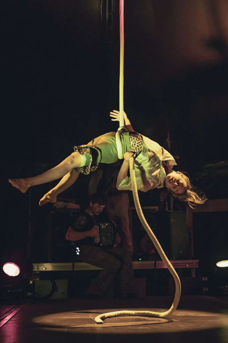 Morgane Stäheli is performing a back balance figure on the aerial rope.