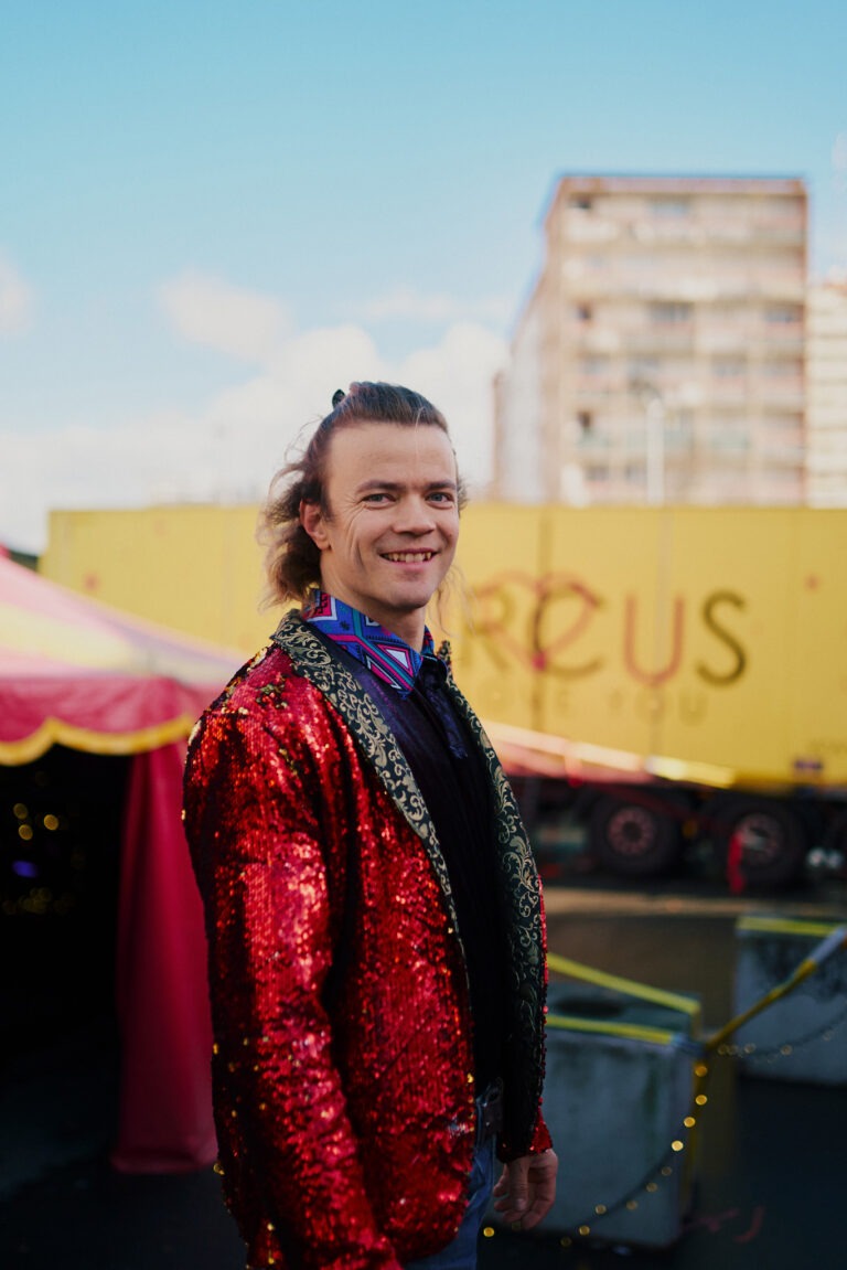 Felix Greif in front of the circus